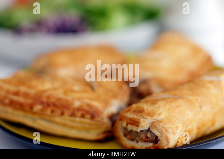 Gesunden, schmackhaften und beliebten Lieblingsessen der frisch gebackene Brötchen mit Wurst aus Schweinefleisch eine gemischte Garten Salat und keine Leute Stockfoto