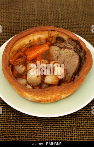 Frisch gefüllt Riesige Yorkshire Pudding mit Lean Roast Beef, Kartoffeln, Möhren und einem reichen dicke Soße mit Keine Personen Stockfoto