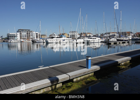 Bild der Liegeplätze und Residenzen in den sicheren Hafen der Sovereign Harbour Marina in East Sussex, England. Stockfoto