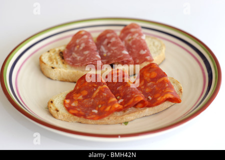 Salami auf bruschettina Brot Stockfoto