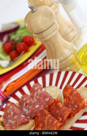 Salami auf bruschettina Brot Stockfoto