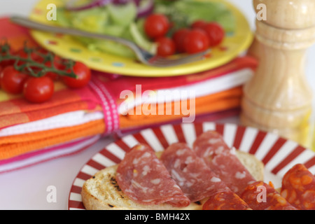 Salami auf bruschettina Brot Stockfoto