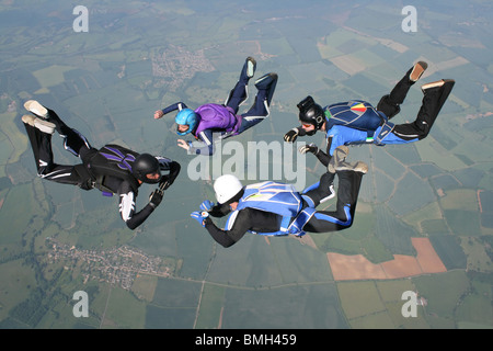 Vier Fallschirmspringer im freien Fall Stockfoto