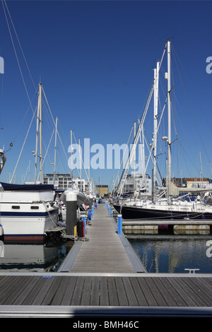 Bild der Liegeplätze und Residenzen in den sicheren Hafen der Sovereign Harbour Marina in East Sussex, England. Stockfoto