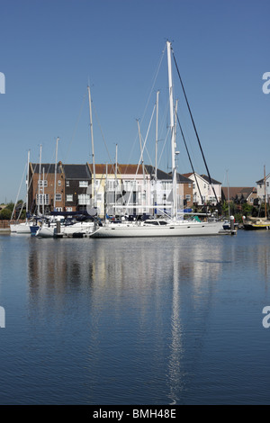 Bild der Liegeplätze und Residenzen in den sicheren Hafen der Sovereign Harbour Marina in East Sussex, England. Stockfoto