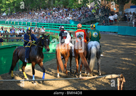 Reiter zu Beginn zwischen den Seilen (Canapi), Palio di Ferrara, Italien Stockfoto