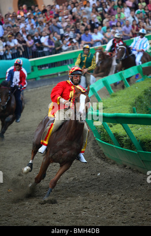 Pferderennen laufen am Palio Ferrara, Italien Stockfoto