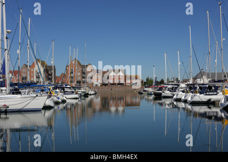 Bild der Liegeplätze und Residenzen in den sicheren Hafen der Sovereign Harbour Marina in East Sussex, England. Stockfoto