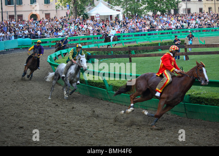 Pferderennen laufen am Palio Ferrara, Italien Stockfoto