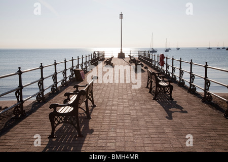 Stein-Steg / Pier im morgendlichen Sonnenlicht bei Swanage Stockfoto