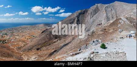 Blick von der Spitze des Mount Mésa Vounó in Richtung Perissa und Berg Profitis Ilias. Kamari, Santorin, Griechenland. Stockfoto