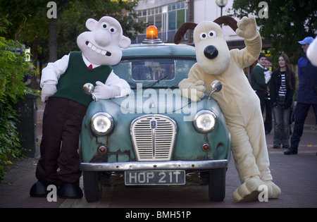 Cartoon-Figuren Wallace und Gromit mit ihren Austin A35 Van aus "The Curse of the Were Rabbit" Stockfoto