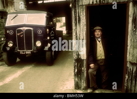 Fahrer von seinem 1936 AEC Mammut Major acht Wheeler truck Stockfoto