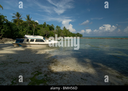 Mit dem Schnellboot am Strand von Kai Kecil, Molukken, Indonesien Stockfoto