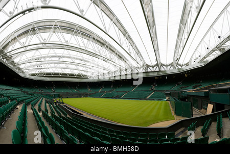 Panorama-Foto der Centre Court Wimbledon / Tennis Meisterschaft Stadion Arena mit dem Dach zu schließen. Wimbledon, Großbritannien. Stockfoto