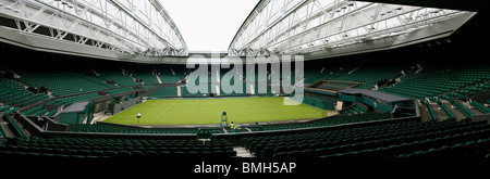 Panorama-Foto der Centre Court Wimbledon / Tennis Meisterschaft Stadion Arena mit dem Dach zu schließen. Wimbledon, Großbritannien. Stockfoto