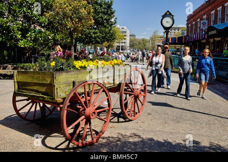 Touristen, die zu Fuß durch die Stadtmarkt in Savannah, Georgia Stockfoto