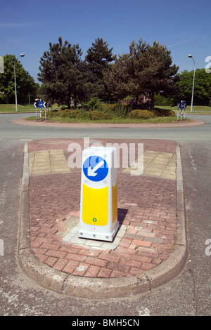 Halten Sie die linke Roadsign auf einer Verkehrsinsel Stockfoto