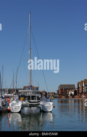 Bild der Liegeplätze und Residenzen in den sicheren Hafen der Sovereign Harbour Marina in East Sussex, England. Stockfoto