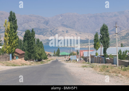 Straße nach Chorvoq-Stausee am Ugam Chatkal-Nationalpark, Chimkar, Usbekistan Stockfoto