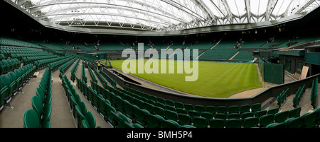 Panorama-Foto der Centre Court Wimbledon / Tennis Meisterschaft Stadion Arena mit dem Dach zu schließen. Wimbledon, Großbritannien. Stockfoto