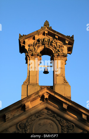 Die alte Glocke an der Schule (jetzt Shipley College) in Saltaire, Bradford, West Yorkshire Stockfoto