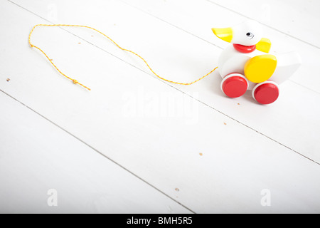 Hölzerne Pull zusammen Spielzeug Ente Stockfotografie Alamy Baby Girl (8 Monate) ziehen entlang Spielzeug Ente auf