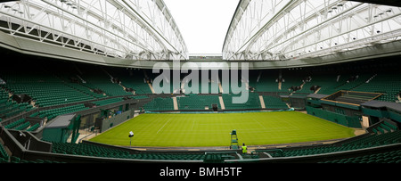 Panorama-Foto der Centre Court Wimbledon / Tennis Meisterschaft Stadion Arena mit dem Dach zu schließen. Wimbledon, Großbritannien. Stockfoto