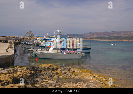 Agios Georgios, Hafen Angelboote/Fischerboote, Paphos, Zypern. Frühling, Mai. Stockfoto