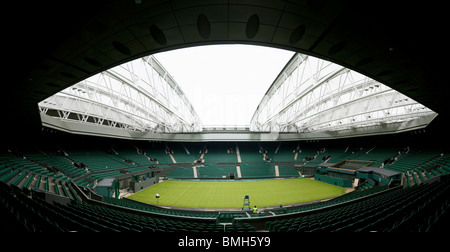 Panorama-Foto der Centre Court Wimbledon / Tennis Meisterschaft Stadion Arena mit dem Dach zu schließen. Wimbledon, Großbritannien. Stockfoto