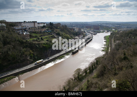 Die Aussicht auf den Fluss Avon von Clifton Suspension Bridge Blick stromaufwärts mit Clifton auf der linken Seite. Bristol, England. Stockfoto