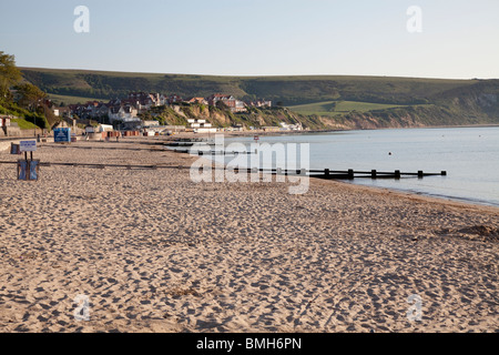 Hölzerne Buhne Wellenbrecher Küstenschutzes an einem einsamen Strand von Swanage in den frühen Morgenstunden Stockfoto