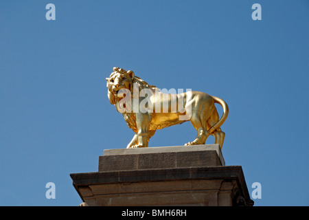 Die goldene Löwenstatue über dem Eingang zur Westtribüne, Allianz Stadium, Twickenham, Heimstadion des englischen Rugby International. Stockfoto