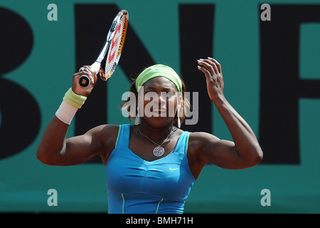 Serena Williams (USA) im Wettbewerb bei den French Open 2010 Stockfoto