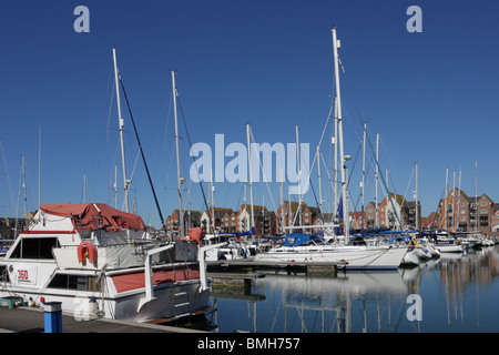 Bild der Liegeplätze und Residenzen in den sicheren Hafen der Sovereign Harbour Marina in East Sussex, England. Stockfoto