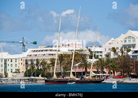 Uferpromenade von Hamilton, Bermuda mit dem Großsegler "The Spirit of Bermuda" angedockt an einem Kai. Stockfoto