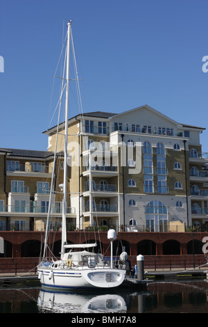 Bild der Liegeplätze und Residenzen in den sicheren Hafen der Sovereign Harbour Marina in East Sussex, England. Stockfoto