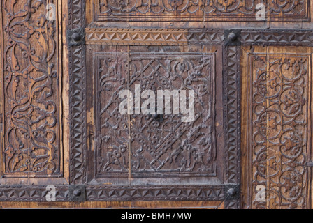 Detail der Ornamente einer Holztür des Khan Palast, Khojand, Usbekistan Stockfoto