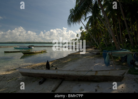 Boote am Strand von Kai Kecil, Molukken, Indonesien Stockfoto