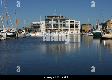 Bild der Liegeplätze und Residenzen in den sicheren Hafen der Sovereign Harbour Marina in East Sussex, England. Stockfoto