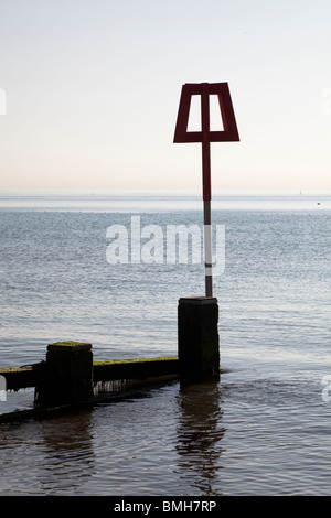 Hölzerne Buhnen, Wellenbrecher, bei Swanage auf einer ruhigen am frühen Morgen Stockfoto