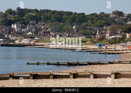 Hölzerne Buhnen am leeren Strand von Swanage Stockfoto