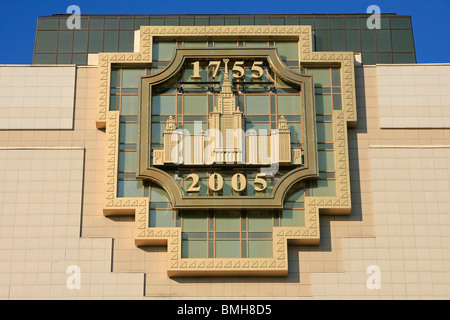 Das Wappen der Lomonossow-Universität Moskau auf der Fassade der Bibliothek Stockfoto