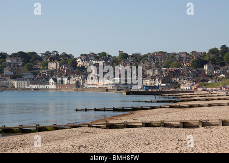 Hölzerne Buhnen am leeren Strand von Swanage Stockfoto