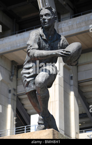 Eine Statue vor dem Weststand im Allianz Stadium, Twickenham, Heimstadion des englischen Rugbys, in SW London, Großbritannien. August 2009 Stockfoto