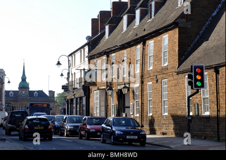 Saracen es Head Hotel und High Street, Towcester, Northamptonshire, England, Vereinigtes Königreich Stockfoto