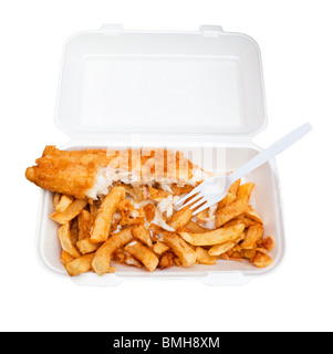 Fish &amp; Chips in einem Plastikbehälter zum Mitnehmen halb gegessen - auf weißem Hintergrund Stockfoto