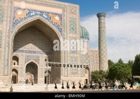 Junge Frauen Vorbereitung einen Tanz, Registan, Samarkand, Usbekistan Stockfoto