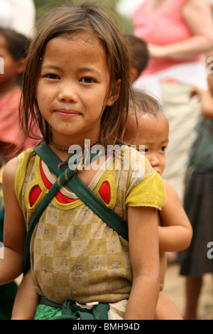 Hmong Kind mit ihrem Bruder in einem kleinen Dorf zwischen Pakbeng und Luang Prabang, Laos. Stockfoto