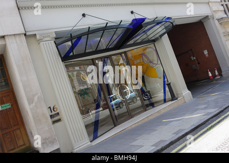 Haupteingang zum beliebten St. James Restaurant Quaglinos, ein sehr beliebtes Lokal in der Nähe von Piccadilly. Stockfoto